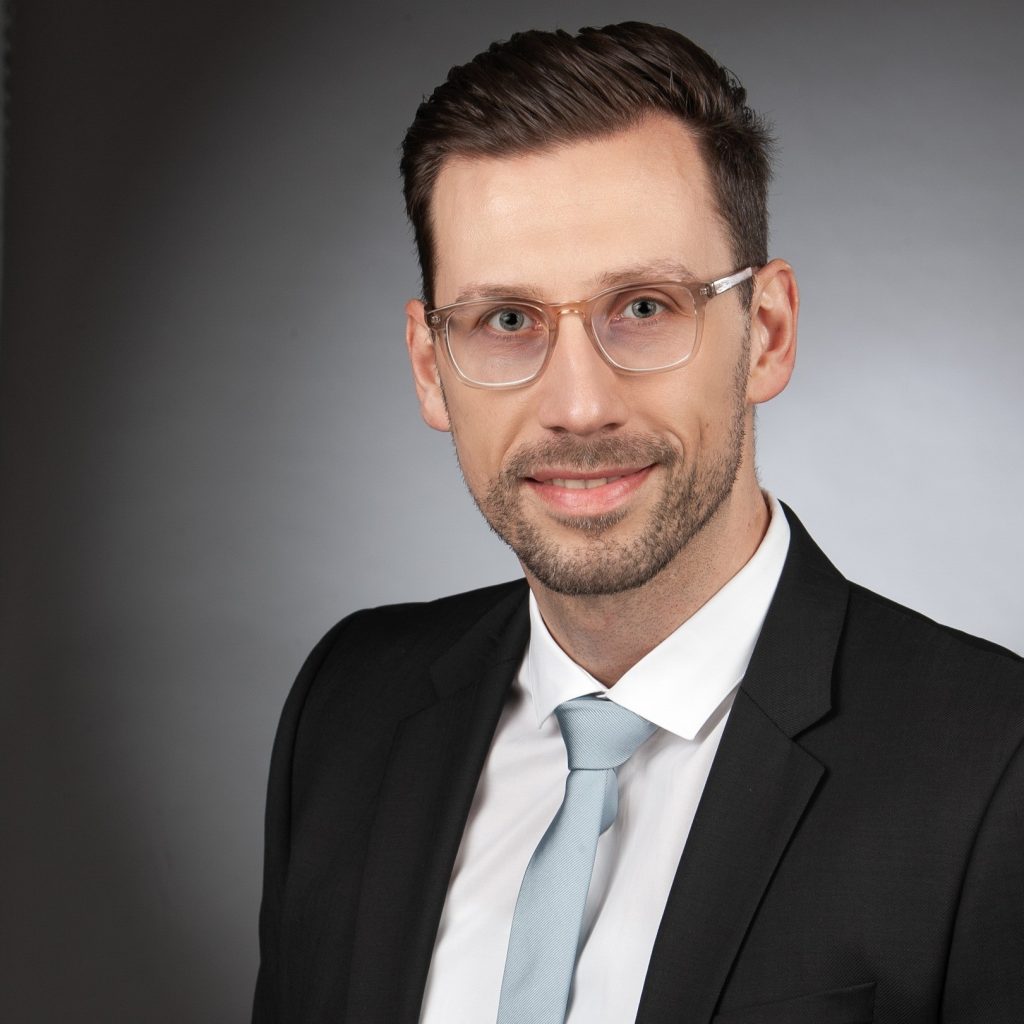 Mann mit Brille in Anzug und Krawatte